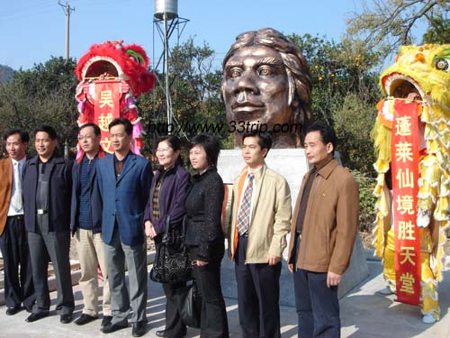 领导在古人类塑像前合影